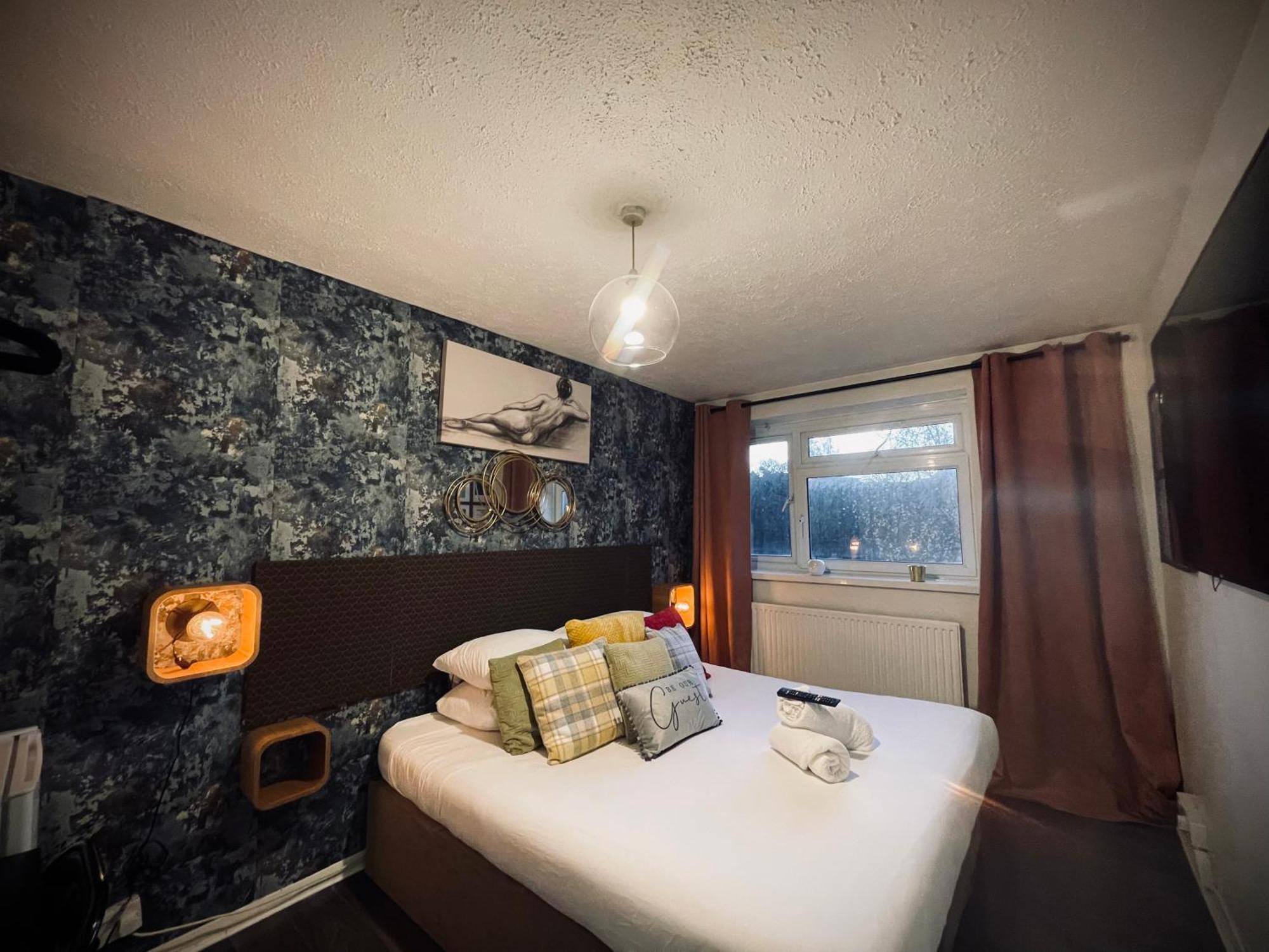 R1 Superking Sized Bed & 65" Tv On The Wall In Clapham Apartment London Exterior photo