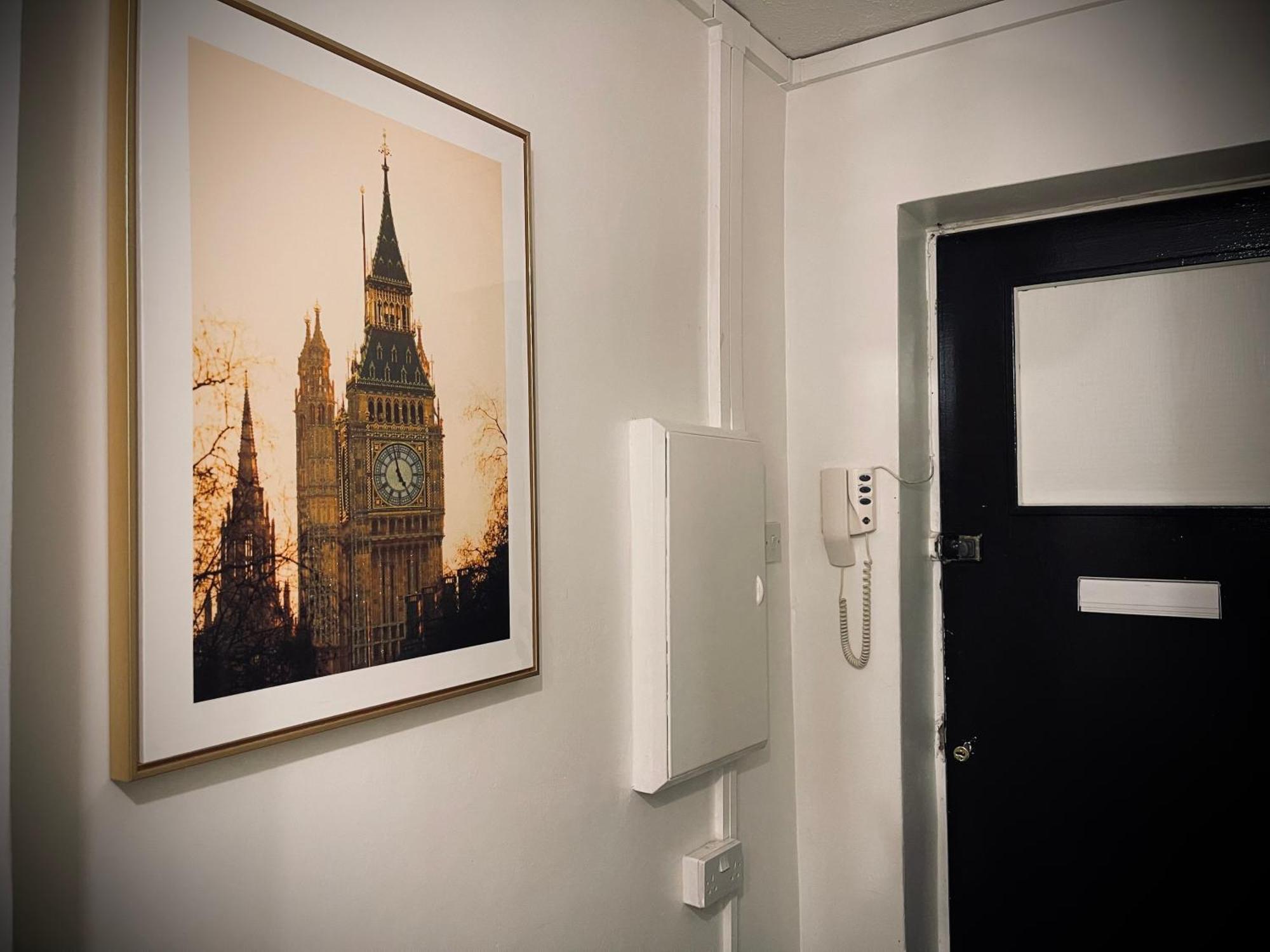 R1 Superking Sized Bed & 65" Tv On The Wall In Clapham Apartment London Exterior photo